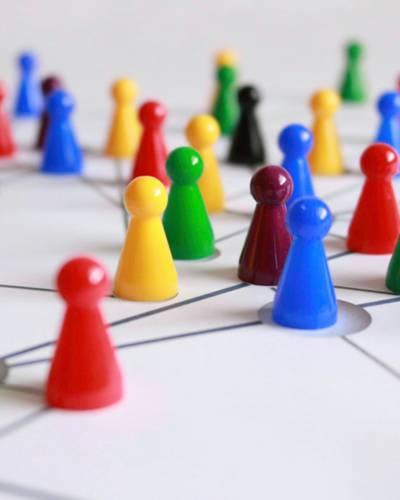Faciliteren met impact - pionen symboliseren mensen die je helpt resultaat te bereiken