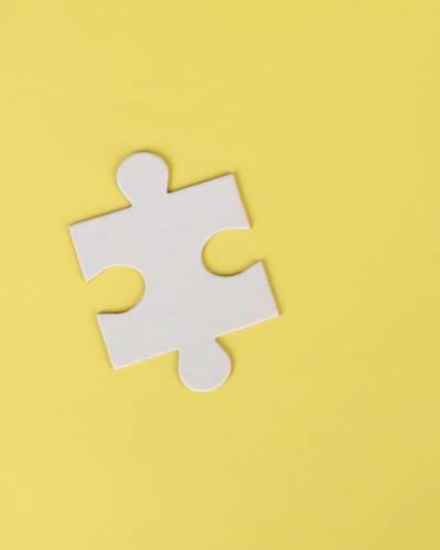 Faciliteren met impact - een puzzelstukje als symbool voor alle puzzelstukjes waaruit een complete sessie is opgebouwd