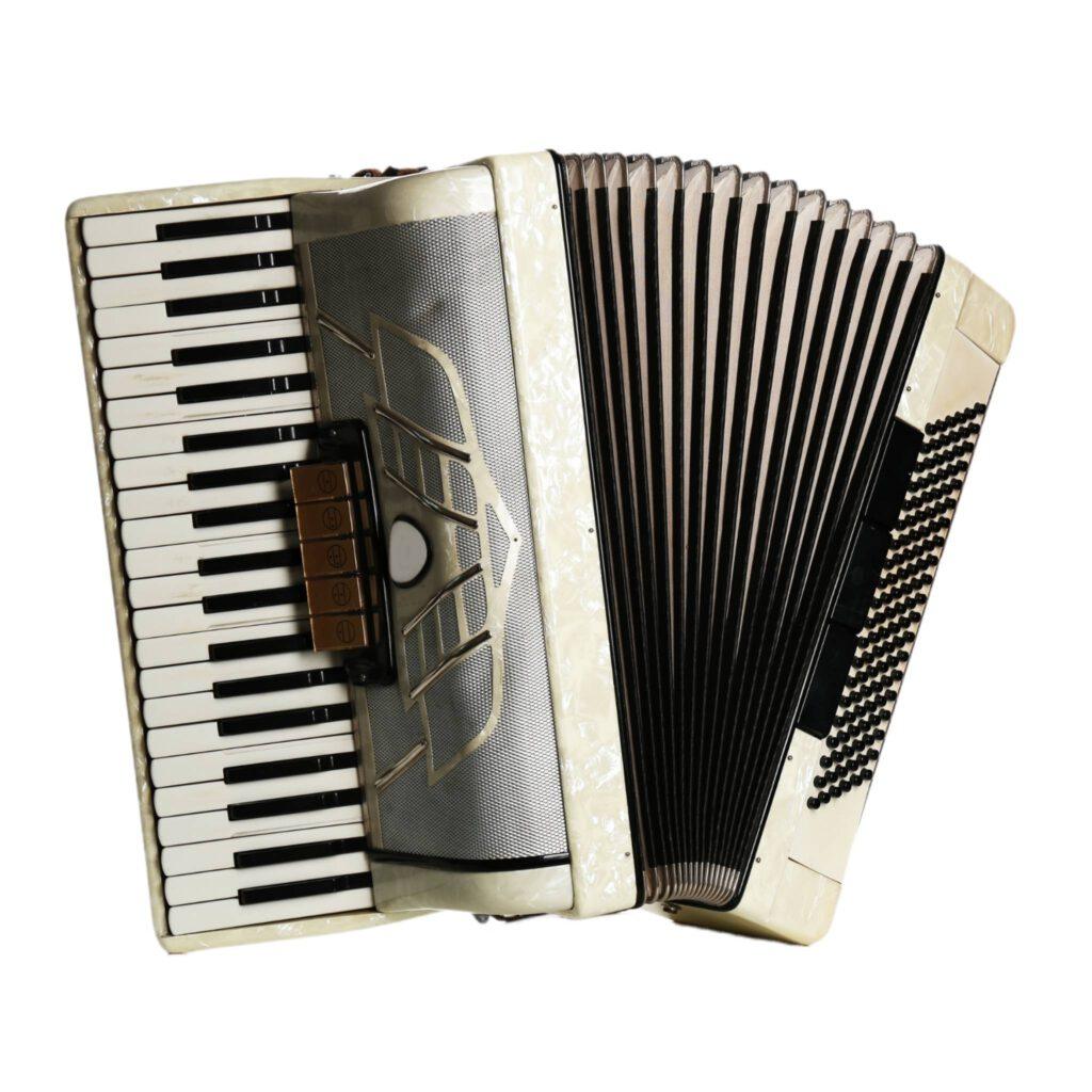 Accordeon - een instrument dat blazen en toetsen combineerd is vooral bekend van volksmuziek en is bijna een compleet orkest op zich